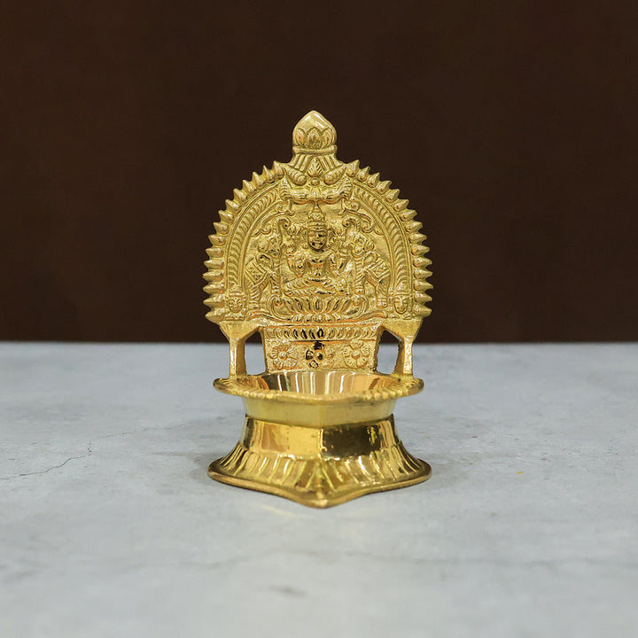 கதிரியக்க பித்தளை காமாக்ஷி தீபம்
