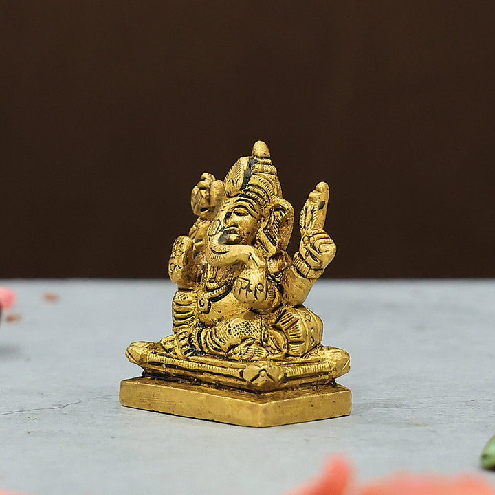 2.2" చతురస్రాకారంలో ఉన్న ఇత్తడి గణేష్ విగ్రహం