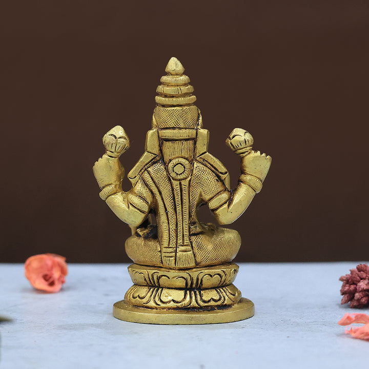 3.5" ఇత్తడి లక్ష్మి రౌండ్ బేస్ మరియు పసుపు పురాతన ముగింపుతో