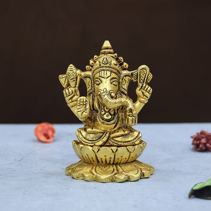 3.5" தாமரை தளத்துடன் கூடிய பித்தளை விநாயகர்