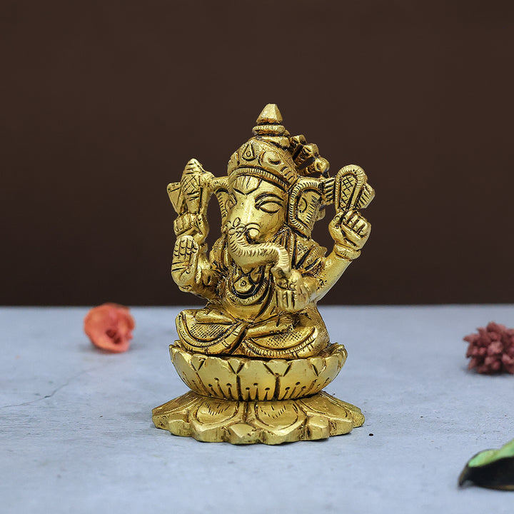 3.5" தாமரை தளத்துடன் கூடிய பித்தளை விநாயகர்